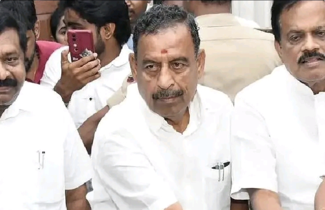“வெள்ளை அறிக்கை விடுவதில் ஸ்பெஷலிஸ்ட் நீங்கதானே?” விஜய் அரசுக்கு ஓ.எஸ்.மணியன் விடுத்த சவால்…. சி.விஜயபாஸ்கர் விவகாரத்தில் பரபரப்பு….!!