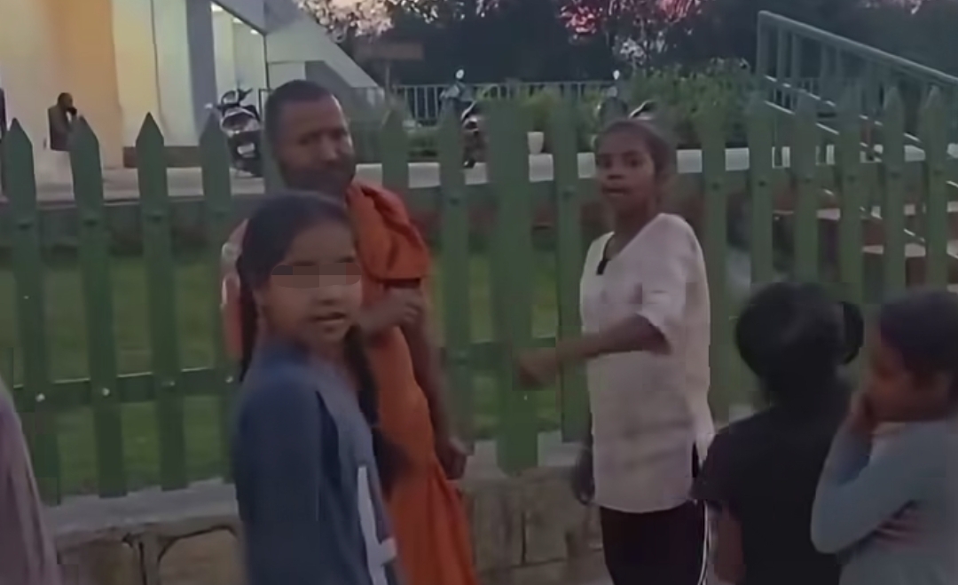 “யோவ்…. யார்கிட்ட உன் வேலையைக் காட்டுற?” சைக்கிளுக்கும் பணத்துக்கும் ஆசை காட்டிய நபர்…. ஊரை கூட்டி வெளுத்து வாங்கிய சிறுமி…. வைரலாகும் வீடியோ….!!