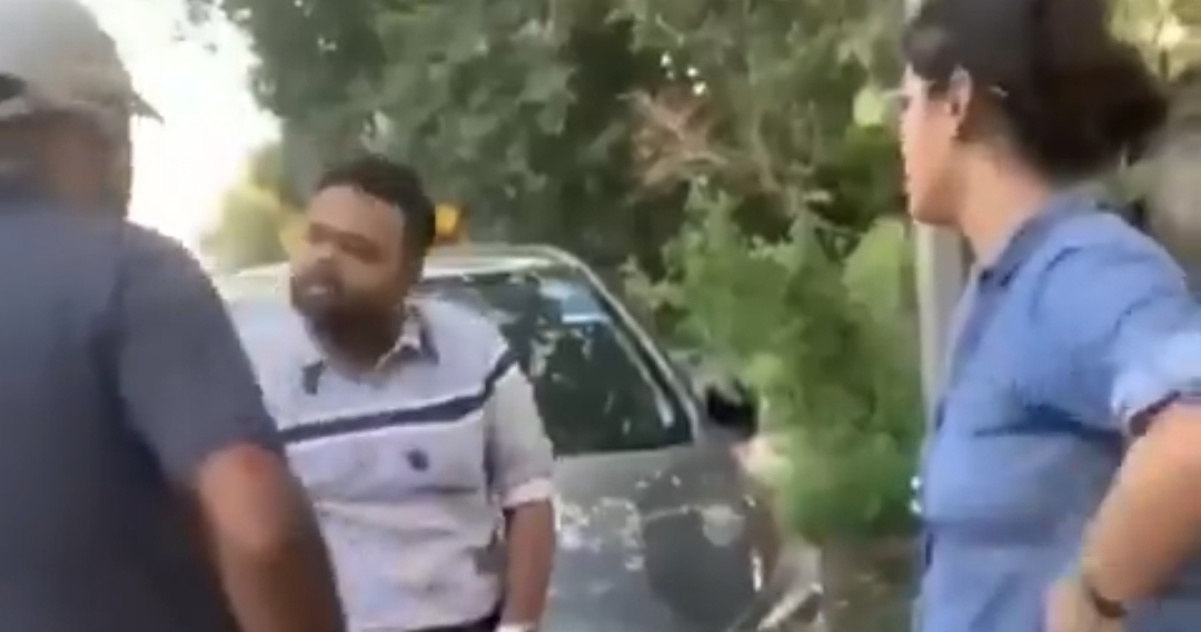“தப்பு செஞ்சிட்டு இவ்வளவு திமிரா?” கள்ளக்காதலனுக்கு சப்போர்ட் செய்த மனைவி…. நடு ரோட்டில் கணவனுடன் நடந்த மோதல்….!!