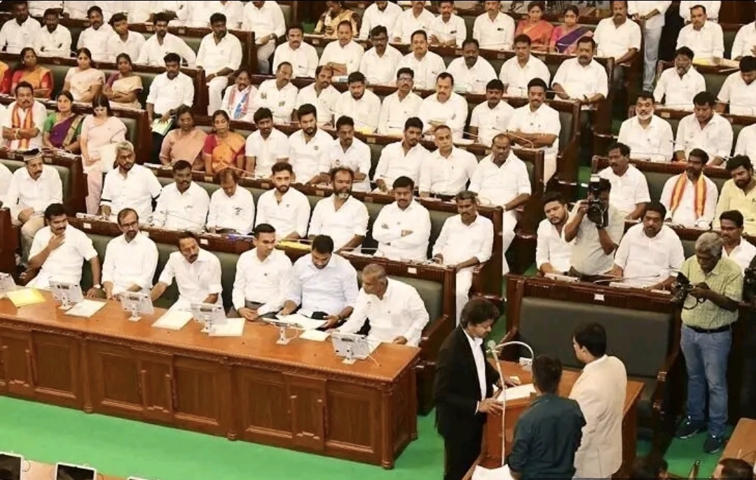 “மக்களோட ₹38 கோடி வரிப்பணம் போச்சா?” – சிஎம் விஜய் உள்பட 7 பேர் எம்.எல்.ஏ பதவி ராஜினாமா…. விமர்சகர்கள் எழுப்பும் பகீர் கேள்வி….!!