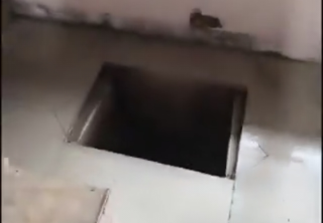 “இப்படியெல்லாம் கூடவா ஸ்கெட்ச் போடுவாங்க?” – வீட்டுக்குள்ளே ரகசிய சுரங்கம் அமைத்த கும்பல்…. கையும் களவுமாக பிடித்த போலீஸ்….!!