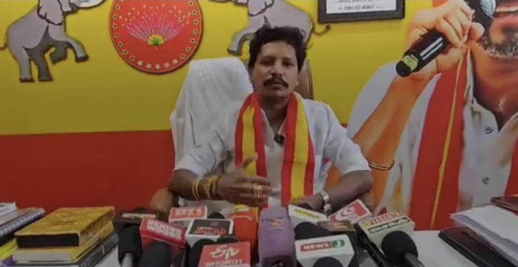 BREAKING: “பதவிய ராஜினாமா செய்ய சொல்லி அனிதா ராதாகிருஷ்ணன் ஆளுங்க மிரட்டுறாங்க” தவெக MLA சரவணன் அதிரடிப் புகார்…. வெடித்தது புதிய பூகம்பம்….!!