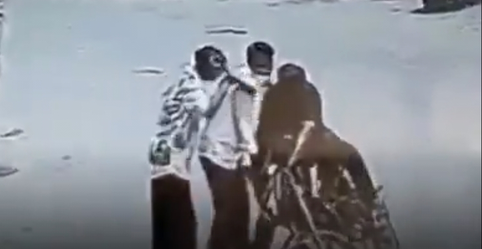 “உதவி செய்யப் போனது ஒரு குத்தமாயா?” எப்படி எல்லாம் பிளான் போட்டு திருடுறாங்க…. காப்பாத்த போனவருக்கு ₹1 லட்சம் போன் போச்சு….!!