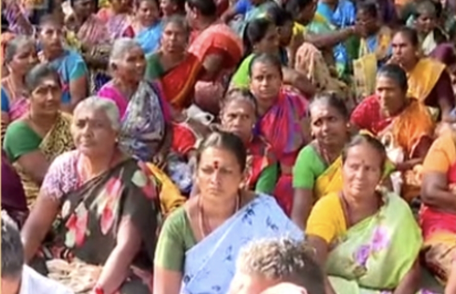 கலெக்டர் சொன்ன சம்பளம் எங்கே….? கொதித்தெழுந்த 1000+ தூய்மைப் பணியாளர்கள்…. அரசுக்கு எதிராக அதிரடி வேலை நிறுத்த போராட்டம்….!!