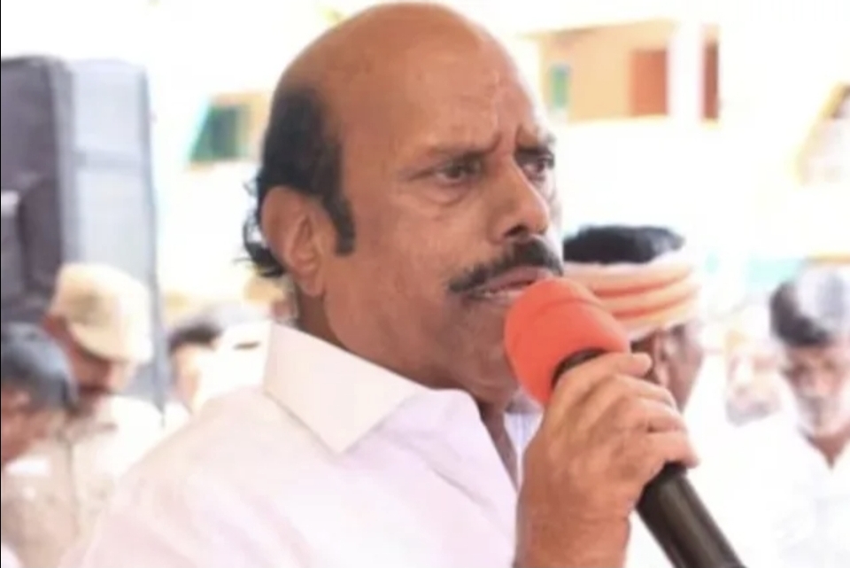 ​கைதாகாமல் தப்பிய எ.வ.வேலு….? லுக் அவுட்’ நோட்டீசுக்கு அதிரடி தடை…. ஆனால் ஜூலை 15 இல் இருக்கு கச்சேரி…. உயர்நீதிமன்றம் கொடுத்த ட்விஸ்ட்….!!