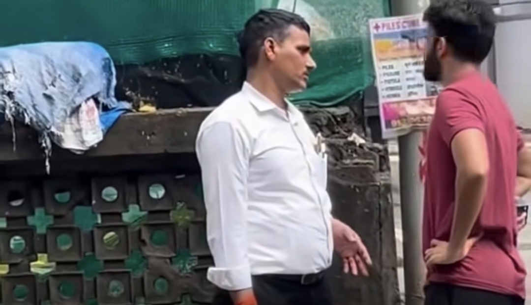 “என் பிரண்டு என்கிட்ட வாங்கின பணத்தை தரவே மாட்டேங்குறான்” வக்கீலைத் தேடிப் போன நபர்…. நெட்டிசன்கள் இடையே வெடித்த புது மோதல்….!!
