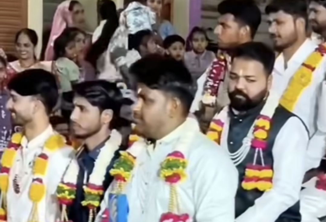“ஒரே மேடையில் 14 மகன்களுக்குத் திருமணம்” செலவுக்குப் பயந்து தந்தை எடுத்த அதிரடி முடிவு…. வைரலாகும் வீடியோ….!!