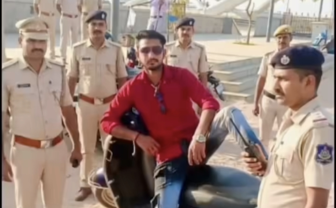 ஸ்கூட்டிக்கு பின்னாடி போலீஸ் பாதுகாப்பா….? AI-ல் சீன் போட்ட வாலிபர்…. போலி டானை அலேக்காக தூக்கிய க்ரைம் பிராஞ்ச்….!!