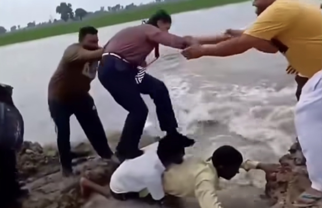 “பள்ளிக்கூடம் போறதுக்கு இவ்வளவு கஷ்டமா?” உடலையே பாலமாக மாற்றி மாணவிகளை மிதிக்க வைத்த வாலிபர்கள்…. வைரலாகும்  காட்சி….!!
