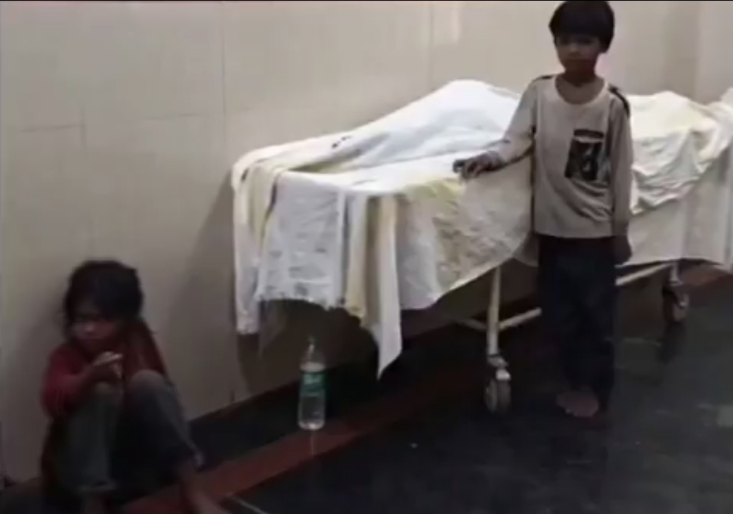 ​”அப்பா தான் விட்டுட்டு போயிட்டாரு…. நீயுமா?” பெத்த தாய் சடலமாக கிடக்க…. எதுவும் தெரியாமல் பக்கத்திலேயே காத்திருந்த பிள்ளைகள்….!!