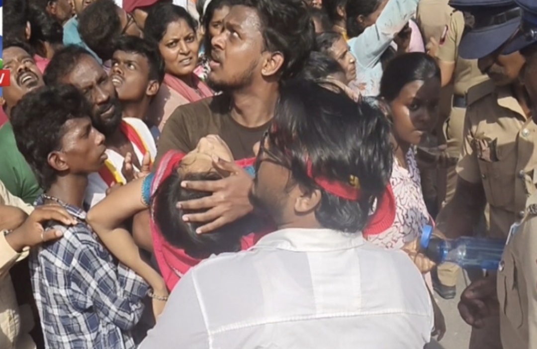 கூட்ட நெரிசலில் மயங்கி விழுந்த பெண்…. முதலமைச்சர் விஜய்யைப் பார்க்க வந்த இடத்தில் பரபரப்பு….!!