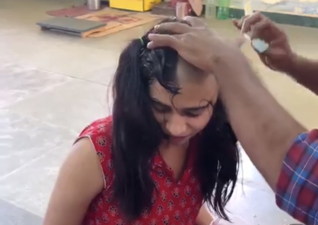 “தலையில முடி இருந்தா தானே மாப்பிள்ளை பாப்பீங்க” தாயின் பிடிவாதத்தால் மொட்டையடித்த பெண்…. வைரலாகும் வீடியோ….!!