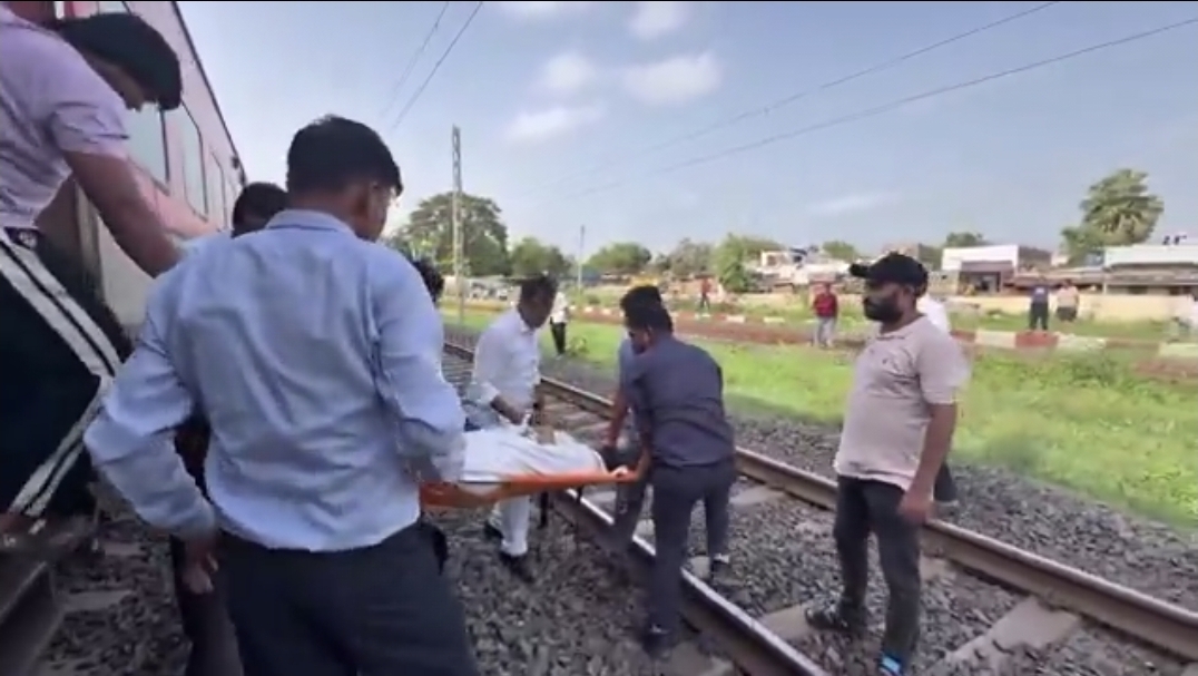 “எங்க அம்மாவை காப்பாத்த வண்டியை நிறுத்துங்கப்பா”  கதறியும் இரயிலை நிறுத்த மறுத்த டிடிஇ…. ஓடும் இரயிலில் நேர்ந்த கொடூரம்….!!