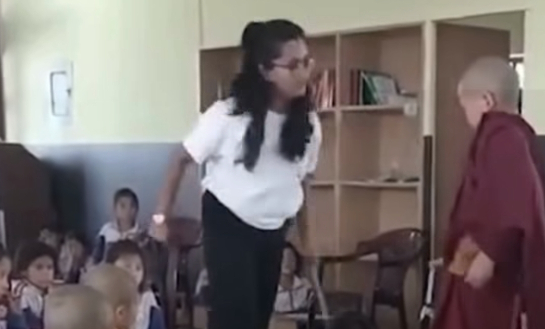 “மனசாட்சி இல்லாம இப்படியா அடிப்பாங்க” மாணவன் கதறியும் விடாமல் அடித்த பெண் டீச்சர்…. ஆசிரியைக்கு எதிராக கொந்தளிக்கும் பெற்றோர்….!!