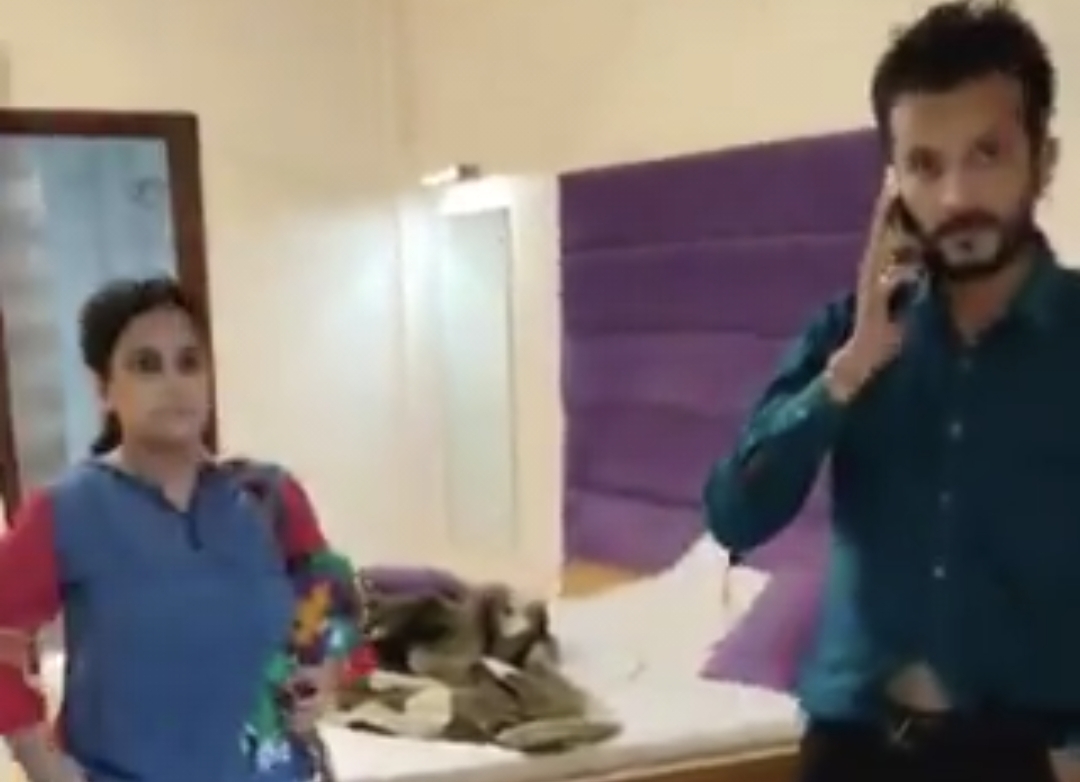“புருஷன் மேல் கேஸ் போட்டுவிட்டு காதலனுடன் உல்லாசம்” ஹோட்டல் அறையில் சிக்கிய மனைவி…. கணவன் நடத்திய அதிரடி ரெய்டு….!!