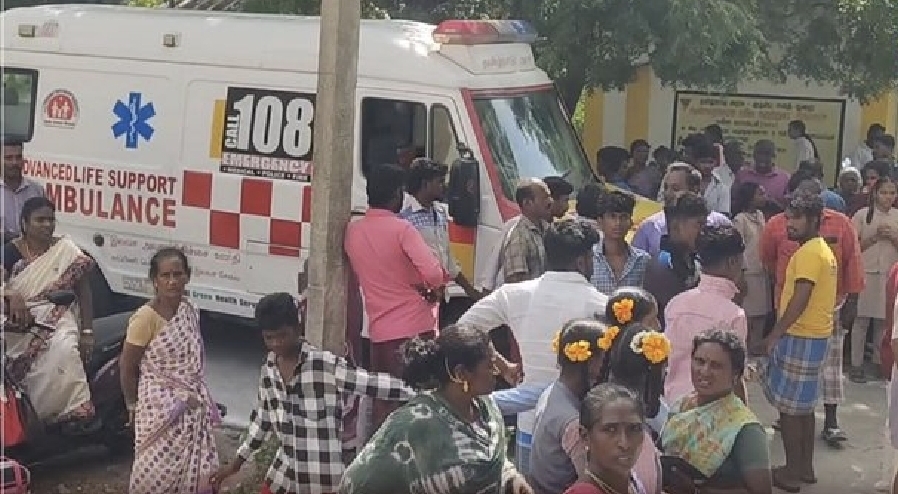 தேனீக்கள் கொட்டியதில் 10-க்கும் மேற்பட்ட பிள்ளைகள் காயம்…. பதறியோடிய பெற்றோர்கள்…. அரசுப் பள்ளியில் பரபரப்பு….!!