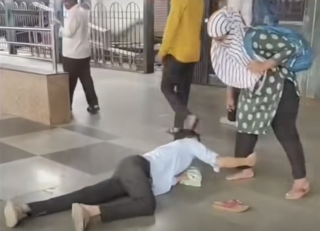 “ப்ளீஸ்…. என்ன விட்டுட்டு போயிடாதடீ” காதலி காலில் விழுந்து அழுத காதலன்…. நெட்டிசன்களை உலுக்கிய சோகக் காட்சி….!!