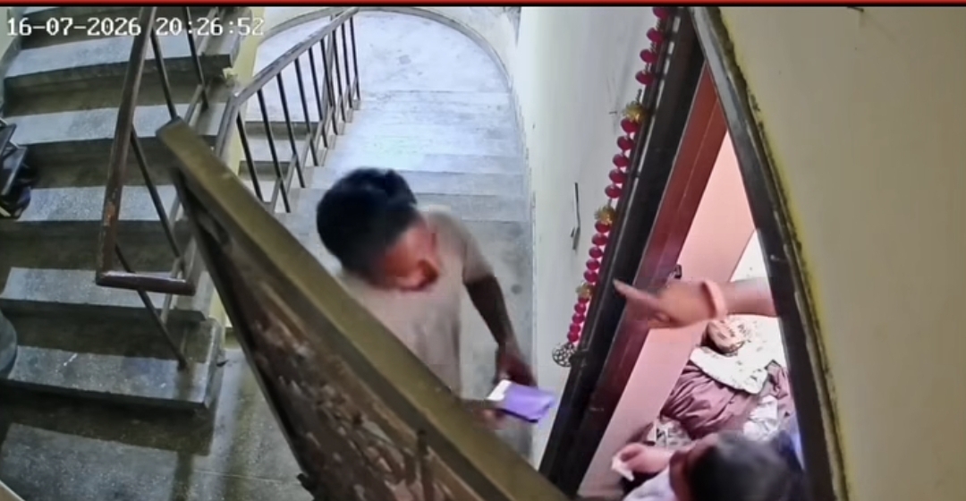 “பொண்ண பார்த்தா வீட்டுக்குள்ள நுழைஞ்சிருவீங்களா?” அத்துமீற முயன்ற டெலிவரி ஊழியர்…. விரட்டியடித்த குடும்பத்தினர்…. வைரலாகும் வீடியோ….!!
