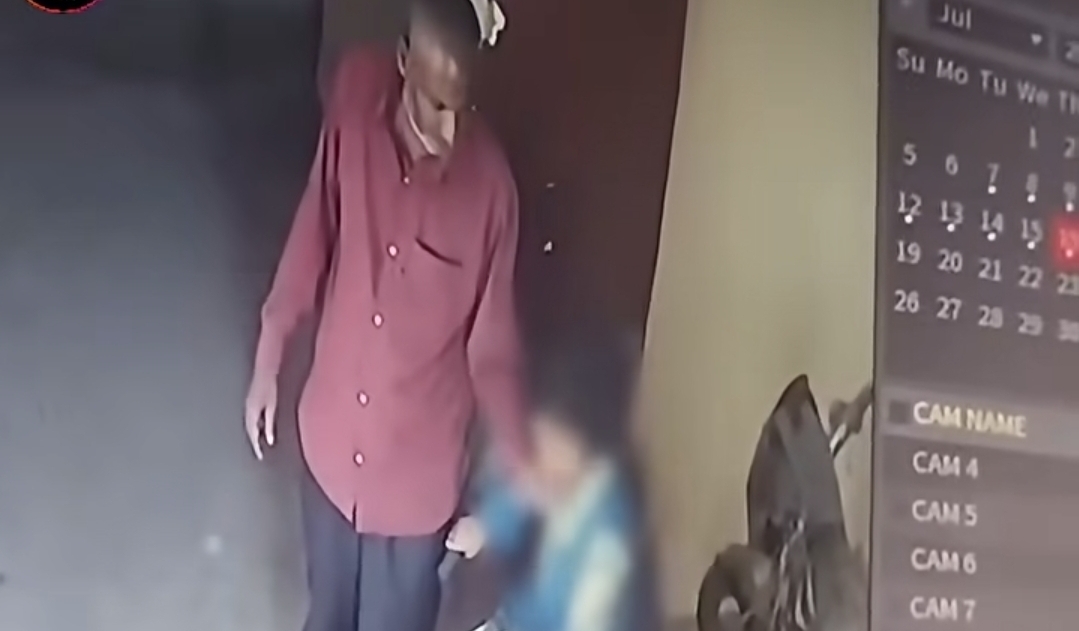 “குழந்தையை தொட்டா சும்மா விடணுமா?” 9 வயது சிறுமியிடம் அத்துமீறல்…. 55 வயது காமுகனை அடித்து கொன்ற மக்கள்….!!
