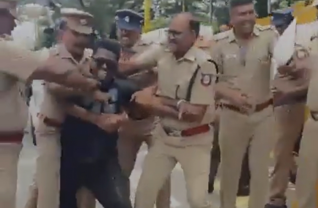 “நீட் தேர்வை உடனே ரத்து செய்!” தலமைச் செயலகத்தில் திடீர் பரபரப்பு…. 4 பேருடன் கைது செய்யப்பட்ட பாடகர் அறிவு….!!