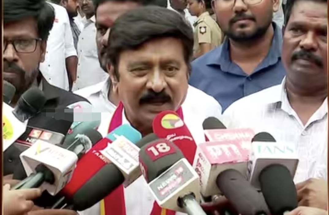 “ஹீரோ ஆட்சி அமைச்சா காமெடியனுங்க கத்தத்தான் செய்வானுங்க” ஆர்.வி. உதயகுமார் அதிரடி பேட்டி…. அலறும் எதிர்க்கட்சிகள்….!!