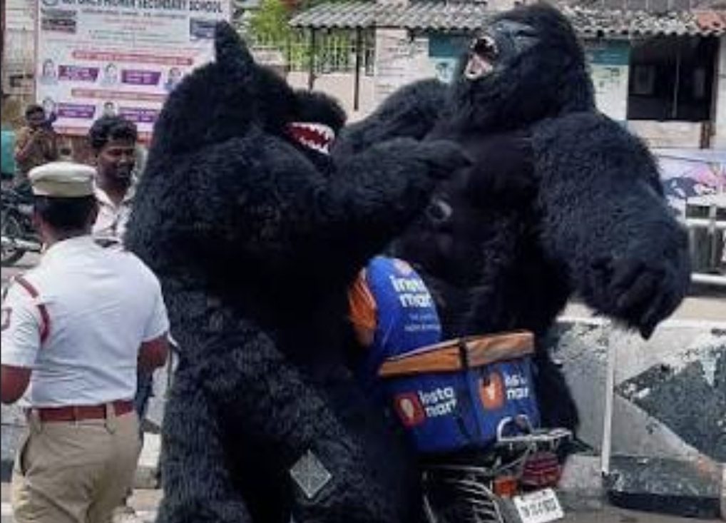 “ஹெல்மெட் போடலைன்னா கிங்காங் தாக்குமா?” ராட்சத மிருகங்களுடன் போக்குவரத்து போலீஸ்…. வைரலாகும் வீடியோ….!!