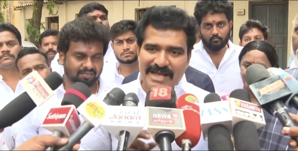 “200, 300 ரூபா கொடுத்து கூட்டிட்டு வந்து உட்கார வச்சிருக்காங்க” உதயநிதிக்கு Gen-Zனா என்னன்னு தெரியுமா….? வச்சு செய்த அமைச்சர் நிர்மல் குமார்….!!