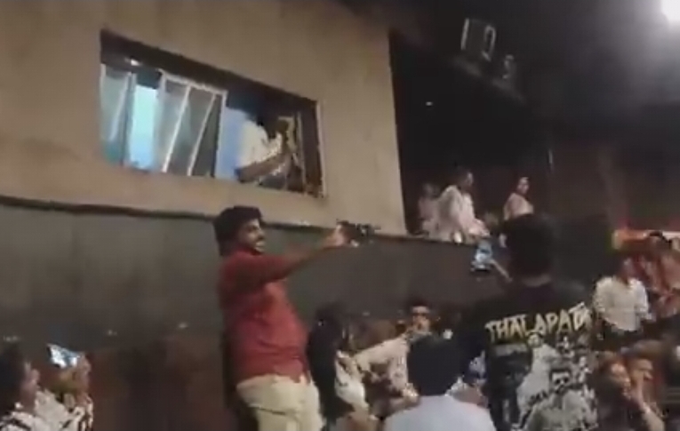 “அந்த பாட்டை மறுபடியும் போடுங்க பிளீஸ்” ‘ஜனநாயகம்’ பட காட்சியில் அலறிய ரசிகர்கள்…. ஓனர் சொன்ன வார்த்தை….!!