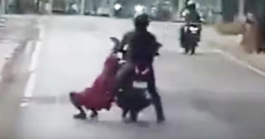​”கல்யாணம் பண்ண சொல்லி டார்ச்சர் பண்றியா?” 100 மீட்டருக்கு பைக்கில் இழுத்துச் சென்ற கொடூர காதலன்…. வைரலாகும் பகீர் வீடியோ….!!