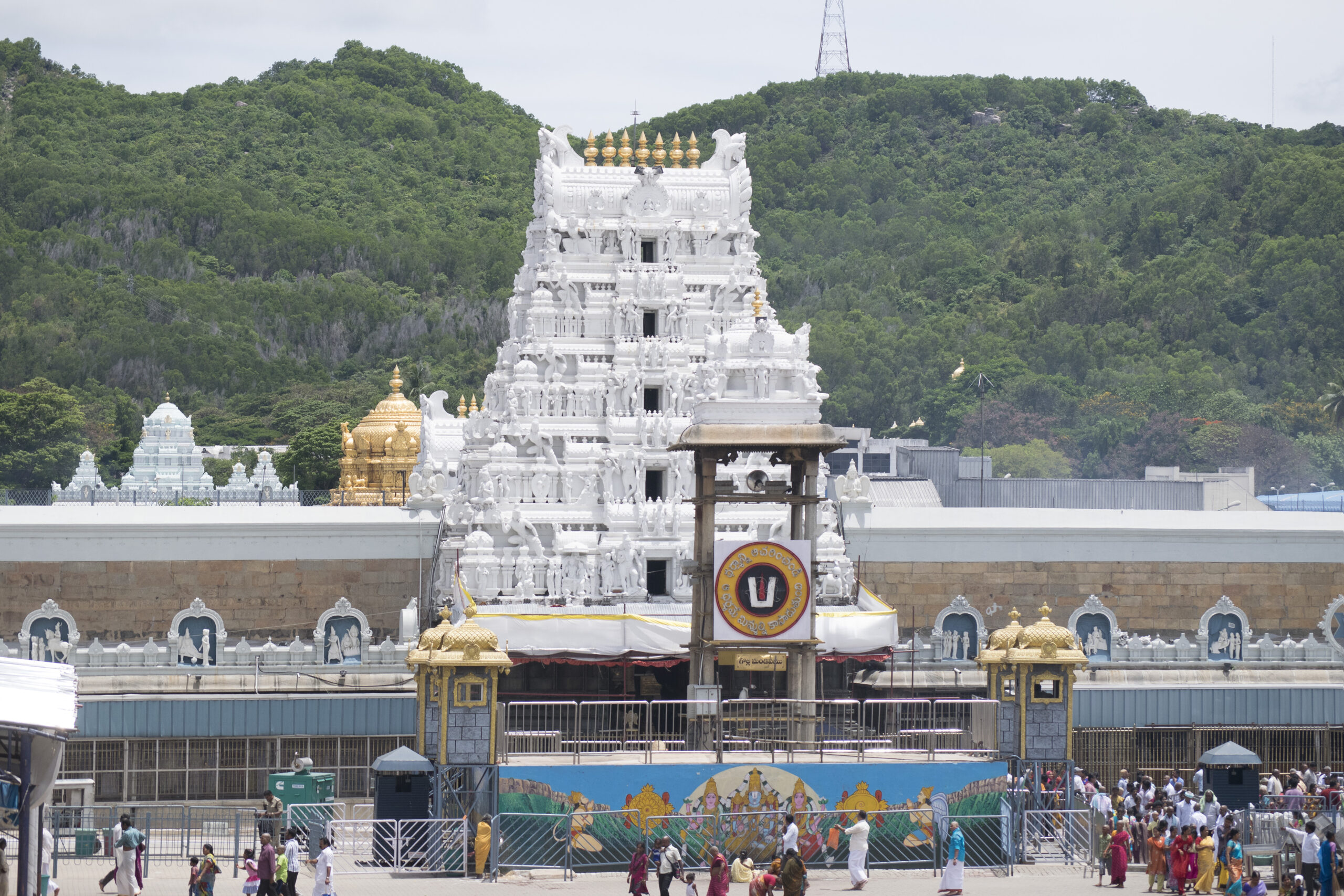 “நாளைக்கு தப்பியும் சிக்கன், மட்டன் சாப்பிட்டுறாதீங்கப்பா….‌!” கண்டிப்பா பெருமாள் கோவிலுக்கு போங்க…. இந்த ஒரு மாலையை சாற்றினால் இவ்வளவு நன்மையா…..??