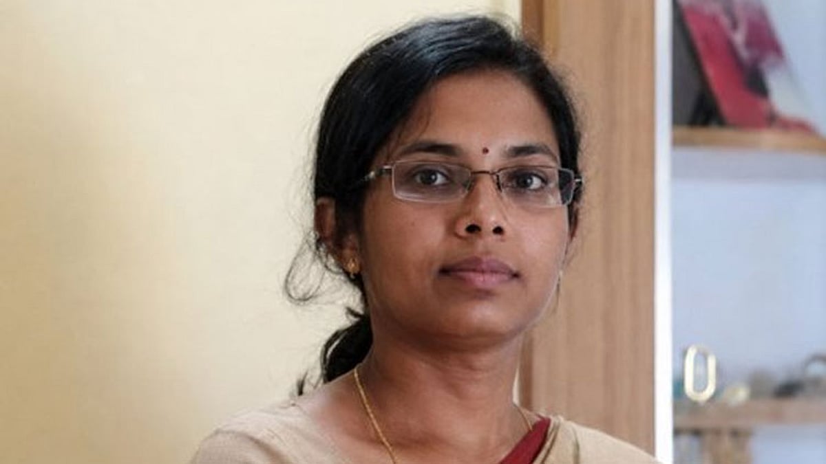 ஈரோட்டில் ஆடு மேய்த்த சிறுமி இன்று மகாராஷ்டிராவில் கலெக்டர்..! வறுமையை வென்று சாதித்த சிங்கப்பெண்… தமிழகத்திற்கே பெருமை..!