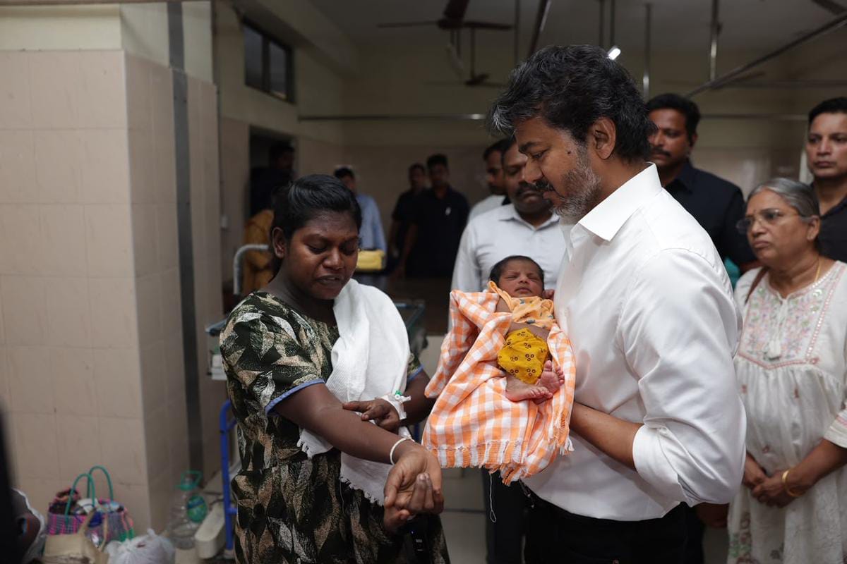 எங்க ஊருக்கும் இப்படியொரு சிஎம் வேணும்ப்பா..’ குழந்தைகளை கொஞ்சிய முதல்-அமைச்சர் விஜய்யின் அதிரடியை பார்த்து உருகும் அண்டை மாநில மக்கள்…!
