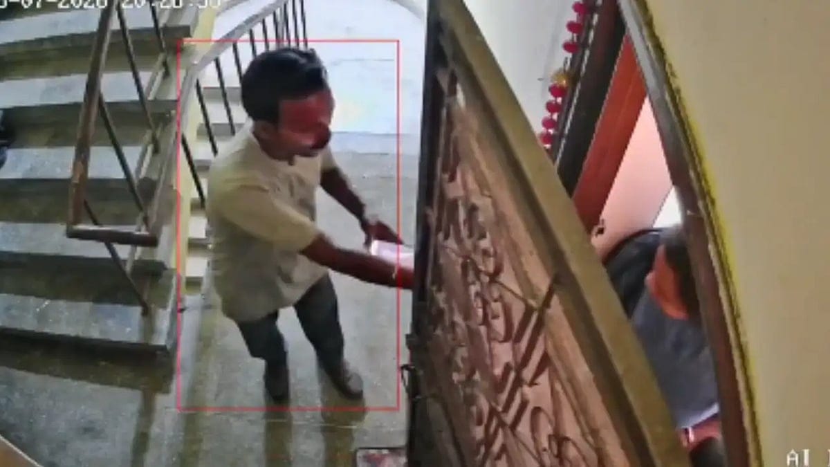 “போட்டோ எடுக்கணும்னு சொல்லி உள்ள வரப் பார்த்தான்…”  சிறுமியிடம் டெலிவரி பாய் செய்த காரியம்… தாயின் திடீர் என்ட்ரி.. வீடியோ வைரல்..!