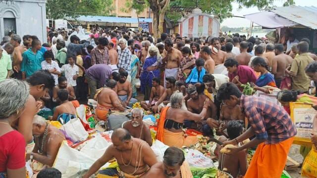 அன்னதான முதல் ஆடை தானம் வரை… ஆடி அமாவாசையில் முக்கிய சிறப்பு என்ன தெரியுமா..? முன்னோர்களுக்கு செய்யும் முக்கிய வழிபாடு… நீங்களும் தெரிஞ்சுக்கோங்க..!!
