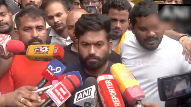 எங்க போராட்டத்தை அழிக்க வெளிய இருந்து ஆள் அனுப்புறாங்க… கொந்தளித்த கரப்பான் பூச்சி நிறுவனர் அபிஜித் தீப்கே.. பகீர்…!!