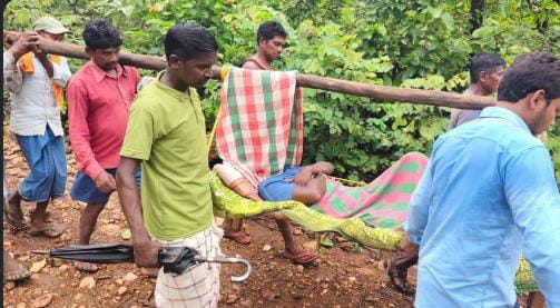 பல வருஷமா இப்படிதான்..! இன்னும் ஒருத்தர் கூட ஆக்சன் எடுக்கல… கரடு முரடான பாதையில் உயிரைக் காக்க தோளில் சுமந்து செல்லும் மக்கள்… நெஞ்சை உறைய வைக்கும் சோகம்…!!!
