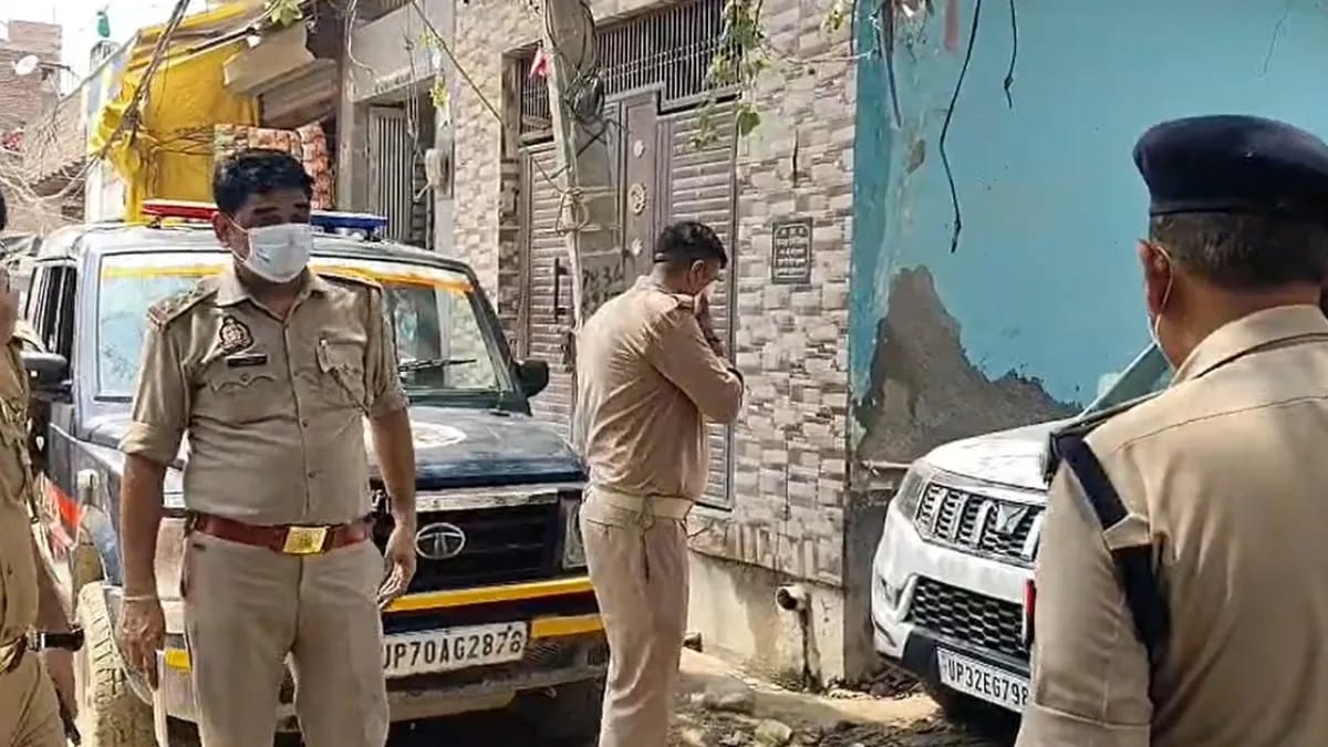 பூட்டிய வீடு..! கதவை திறந்ததும் அதிர்ச்சியில் உறைந்த போலீசார்… அழகிய நிலையில் 50 வயது பெண்ணின் பிணம்.. குழந்தையுடன் கணவன் தலைமறைவு… நடந்தது என்ன.?