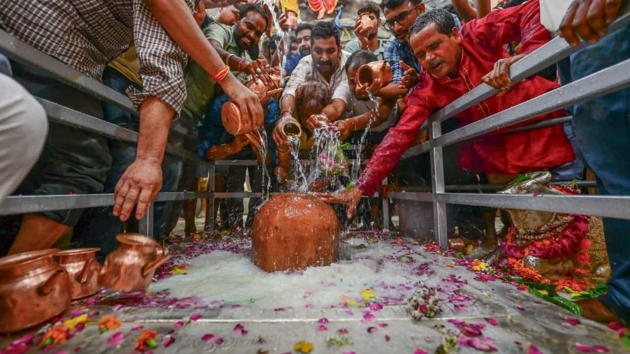 வாழ்க்கையில் கஷ்டங்கள் தீரலையா…? திங்கள்கிழமையில் சிவலிங்கத்திற்கு ‘இப்படி’ ஒரு அபிஷேகம் பண்ணுங்க… நல்லதே நடக்கும்..!