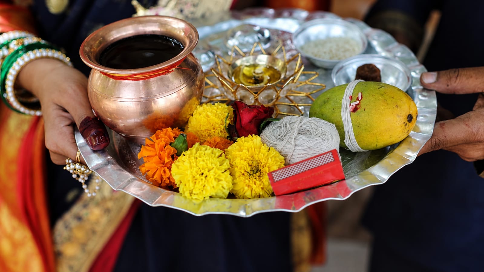 பூஜை செய்யும்போது மாடல் டிரஸ் போடலாமா போடக்கூடாதா..? “பாரம்பரிய உடை அணிந்தால்தான் இறைவனின் அருள் கிடைக்குமா”.. ஆன்மீகம் சொல்வது என்ன…!?!