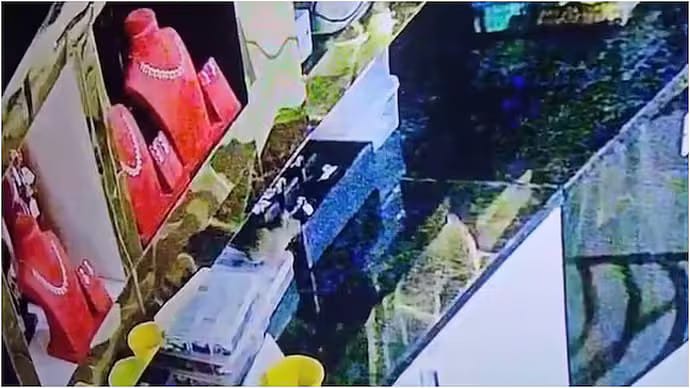 திருட்டுப் பயலே..! எல்லாம் நீ செஞ்ச வேலை தானா…? அதுக்கு கூட தங்கம் வைரம் வேணும் போல… தலைக்கடையில் இரவு நேரத்தில் கொள்ளையடித்த எலி… உண்மைதாங்க… அதிர்ச்சி வீடியோ..!