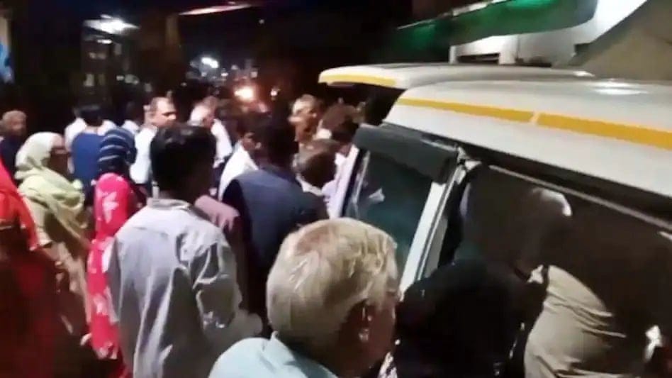 இவங்க இறந்துட்டாங்க..! இறுதி சடங்குக்கு ஏற்பாடு செய்த குடும்பத்தினர்… ஊர்வலத்தில் மூச்சுவிட்ட மூதாட்டி… இறந்தவர் உயிருடன் நீண்ட அதிசயம்… வீடியோ வைரல்..!