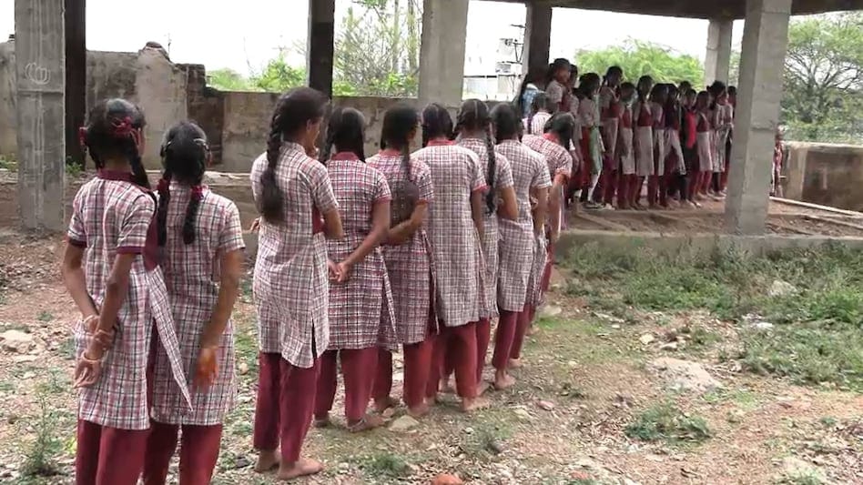 அடக்கொடுமையே..! 250 மாணவர்களுக்கும் ஒரே டாய்லெட்டா..? தினசரி வரிசையில் நிற்கும் மாணவிகள். திறந்த வெளிக்கு போகும் மாணவர்கள்.. அரசு பள்ளியில் அவலம்..!!