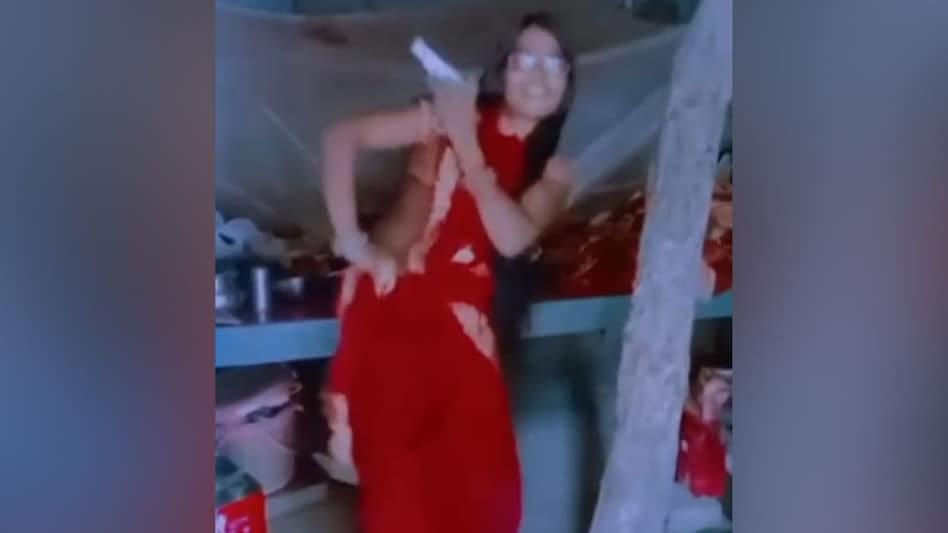 “சேலை கட்டி ஆட்டம் போட்ட பெண்”… இடுப்பிலிருந்து ஸ்டைலா உருவிய துப்பாக்கி… இன்ஸ்டாவில் கெத்து காட்டி ஜெயிலுக்கு போன பரிதாபம்.. இதெல்லாம் தேவையாமா..? வீடியோ வைரல்..!!