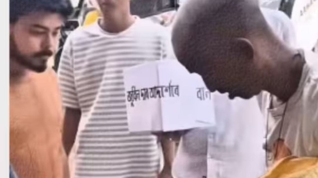 “கோடீஸ்வரன் மட்டும் தான் பணம் கொடுக்கணுமா”… மனசு இருந்தாலே போதுங்க… மொத்த பணத்தையும் அள்ளிக் கொடுத்த பிச்சைக்காரர்.. கண் கலங்கிய இளைஞர்கள்… ஏன் தெரியுமா..? கண்களை குளமாக்கும் காணொளி..!