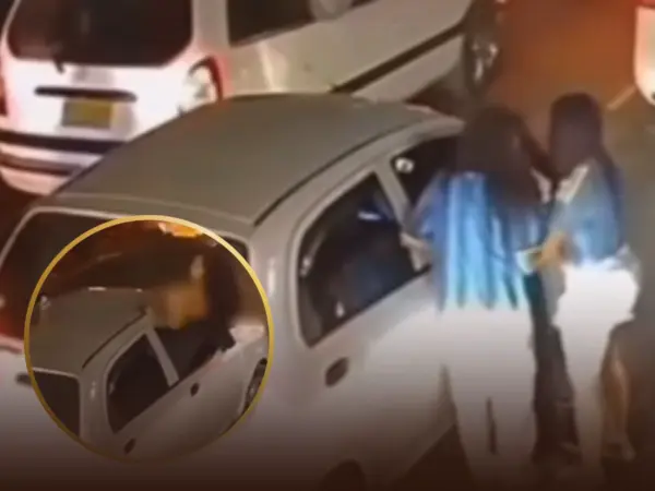 “ஓடும் காரோட விண்டோவுல உட்கார்ந்து இப்படியா பண்றது?”.. கொண்டாட்டத்தில் ஆடைகளைக் கழற்றிய பெண்.. பதைபதைக்க வைக்கும் வீடியோ..!!!