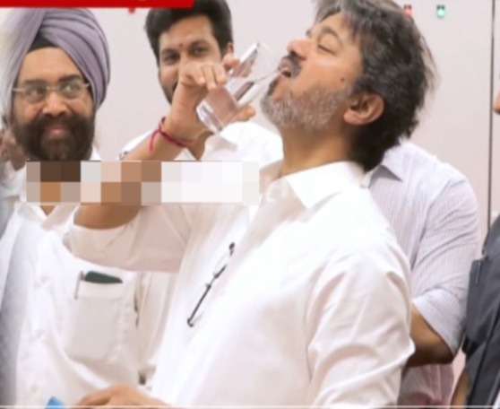 “நானே குடிச்சு பார்க்குறேன்!”.. நெம்மேலி சுத்திகரிப்பு நிலையத்தில் வாட்டர் டெஸ்ட் செய்த முதல்வர் விஜய்.. 22 லட்சத்திற்கும் அதிகமான மக்களுக்கு நற்செய்தி..!!