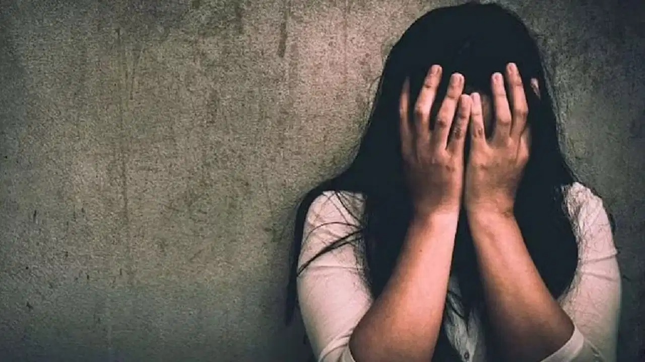 17 வயசு பையன்னு கூட நினைக்கல..! பெல்டால் துடிக்க துடிக்க அடித்து கை கால்களை கட்டி… அடுத்து 20 வயது நீட்  பயிற்சி மாணவியை 3 பேர் மாறி மாறி… நடுநடுங்க வைக்கும் பயங்கரம்…!!