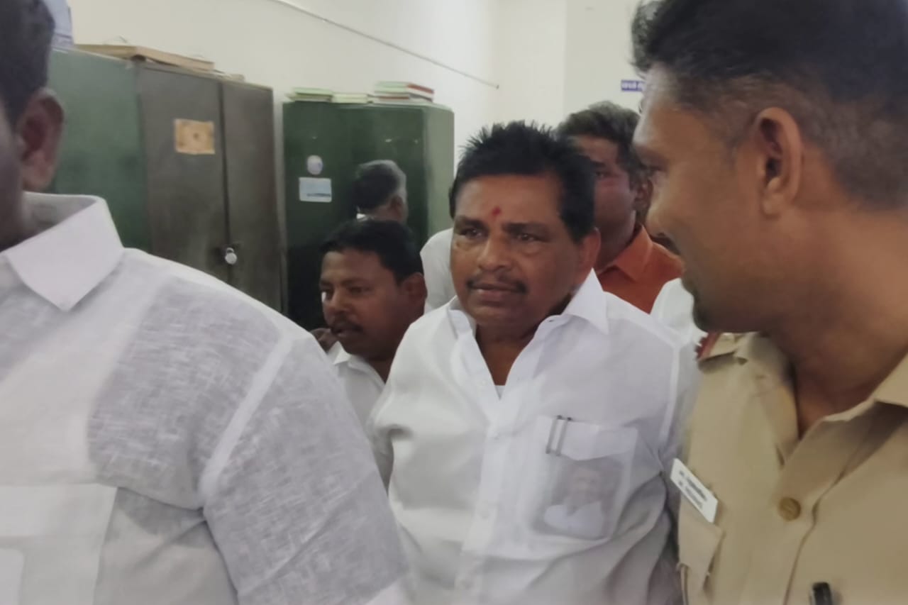 Breaking: திமுக முன்னாள் அமைச்சர் அனிதா ராதாகிருஷ்ணன் அதிரடி கைது… காரணம் என்ன..? பரபரப்பில் அரசியல் வட்டாரங்கள்..!!