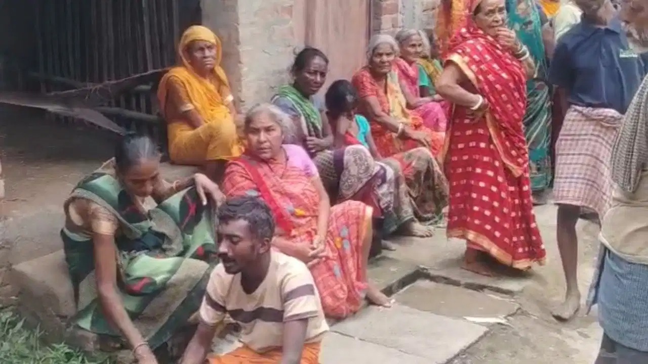 அண்ணி ரொம்ப பசிக்குது சாப்பாடு போடுங்க..! கொழுந்தனுக்கு தட்டில் சாப்பாடு வச்சி கொடுத்த அண்ணன் மனைவி… கையில் லேசா ஒட்டிய மண்… உயிர் போற அளவுக்கு நடந்த பயங்கரம்… இப்படி ஒரு கொடூரமா..?