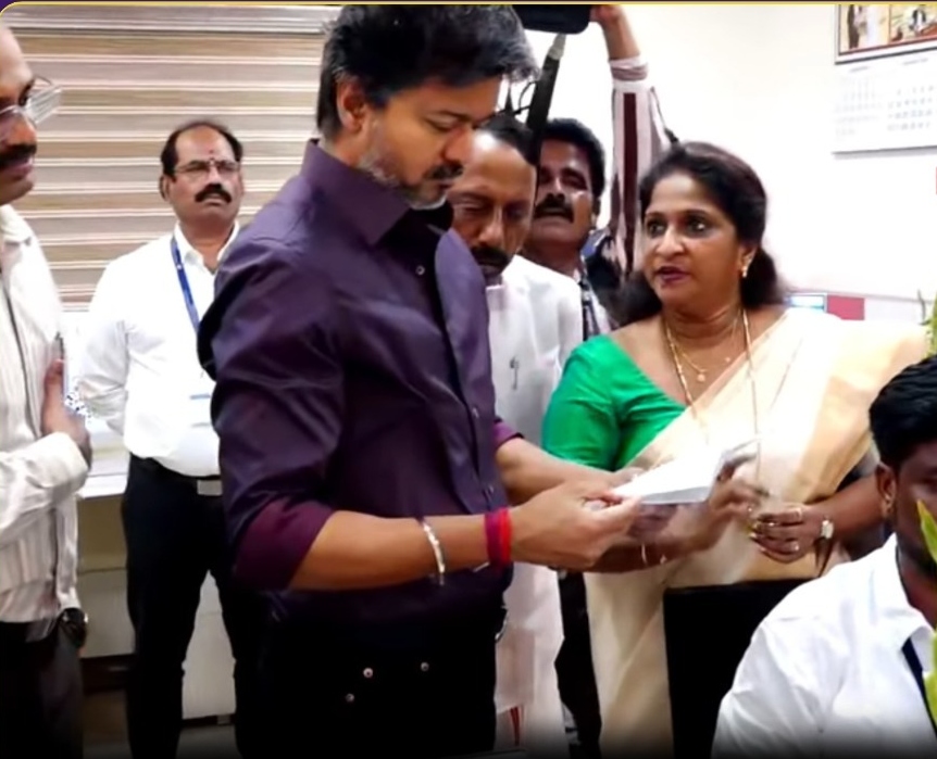 Breaking: “சான்றிதழ் கொடுத்த கையோடு..!”… பெரம்பூர் அலுவலகத் திறப்பு விழாவில் நடந்த சுவாரஸ்யங்கள்… முதல்வர் விஜய்யின் அதிரடி விசிட்..!!!